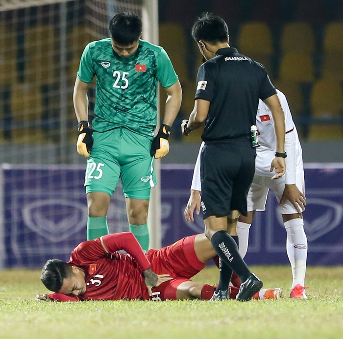 Hai tuyển thủ Việt Nam gặp vận đen trong trận thắng U22 - Ảnh 6.