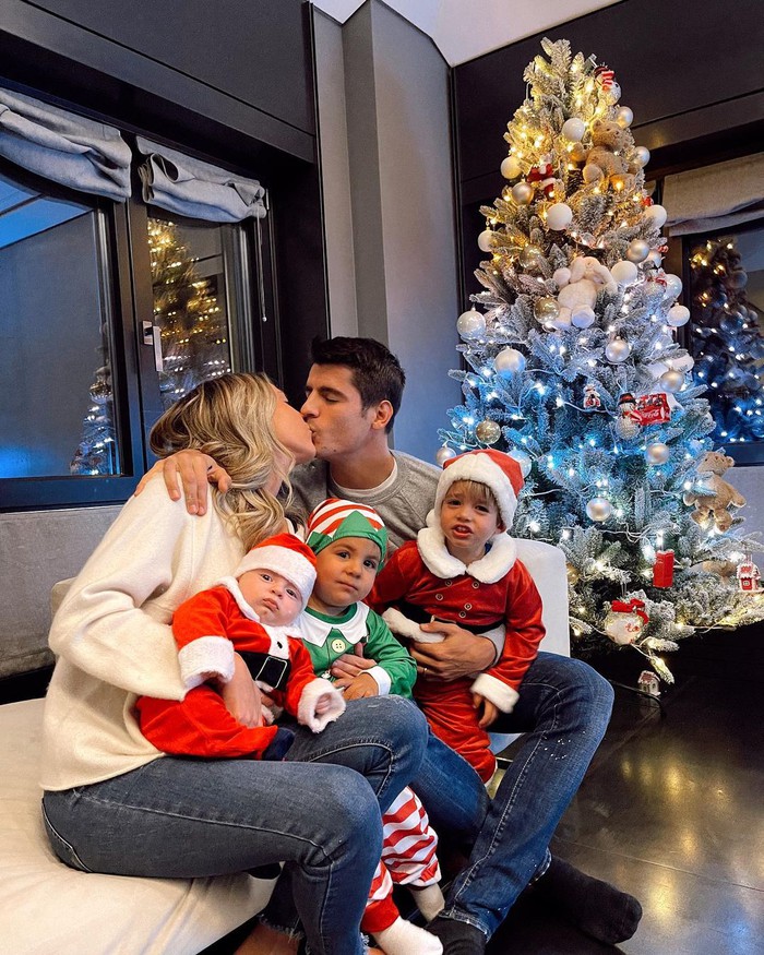 Sao bóng đá nô nức đón Giáng sinh: Ronaldo cười hết cỡ khiến con gái ra mặt bực bội, gia đình Messi diện nguyên cây đỏ chuẩn &quot;màu festive&quot; - Ảnh 8.