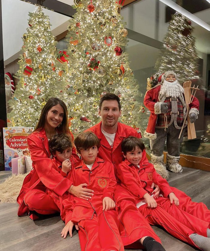 Sao bóng đá nô nức đón Giáng sinh: Ronaldo cười hết cỡ khiến con gái ra mặt bực bội, gia đình Messi diện nguyên cây đỏ chuẩn &quot;màu festive&quot; - Ảnh 4.