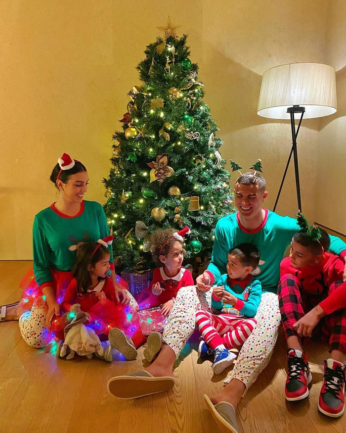 Sao bóng đá nô nức đón Giáng sinh: Ronaldo cười hết cỡ khiến con gái ra mặt bực bội, gia đình Messi diện nguyên cây đỏ chuẩn &quot;màu festive&quot; - Ảnh 1.