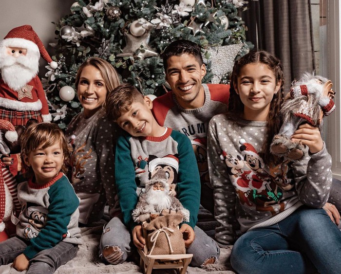 Sao bóng đá nô nức đón Giáng sinh: Ronaldo cười hết cỡ khiến con gái ra mặt bực bội, gia đình Messi diện nguyên cây đỏ chuẩn &quot;màu festive&quot; - Ảnh 5.