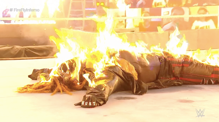Choáng với độ mạo hiểm tại WWE: Đô vật châm lửa thiêu sống đối thủ ngay trên võ đài - Ảnh 7.