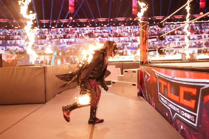 Choáng với độ mạo hiểm tại WWE: Đô vật châm lửa thiêu sống đối thủ ngay trên võ đài - Ảnh 2.