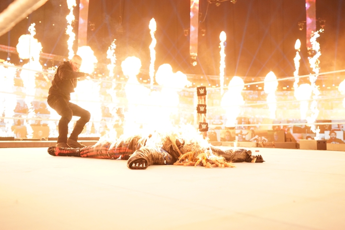 Choáng với độ mạo hiểm tại WWE: Đô vật châm lửa thiêu sống đối thủ ngay trên võ đài - Ảnh 6.