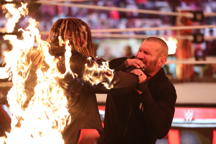 Choáng với độ mạo hiểm tại WWE: Đô vật châm lửa thiêu sống đối thủ ngay trên võ đài - Ảnh 3.