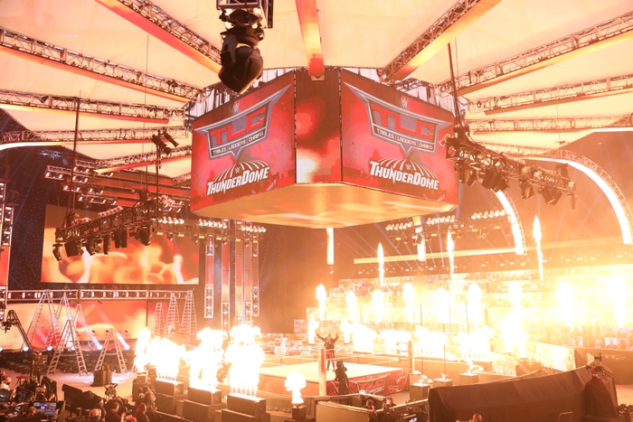 Choáng với độ mạo hiểm tại WWE: Đô vật châm lửa thiêu sống đối thủ ngay trên võ đài - Ảnh 1.