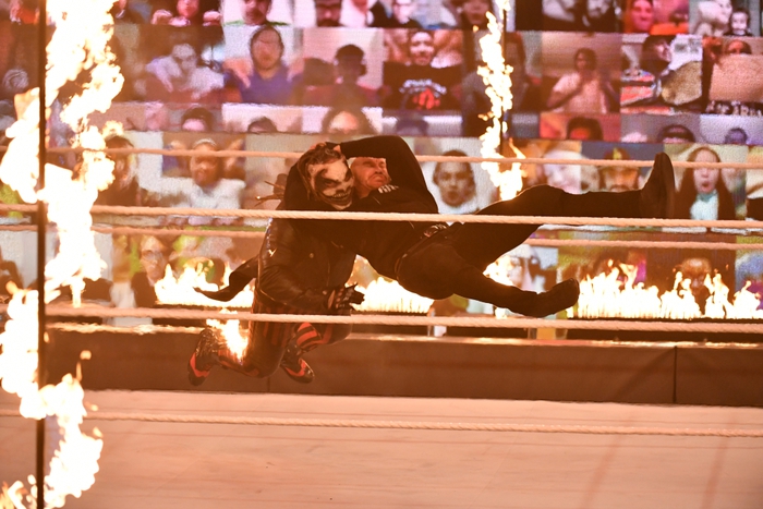 Choáng với độ mạo hiểm tại WWE: Đô vật châm lửa thiêu sống đối thủ ngay trên võ đài - Ảnh 5.
