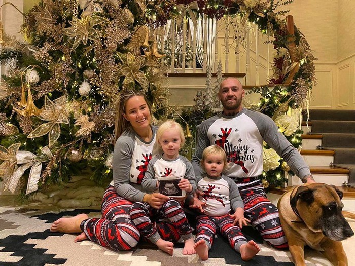 Conor McGregor hạnh phúc đăng ảnh đón Giáng sinh, bóng gió về chuyện có &quot;tin vui&quot; - Ảnh 1.