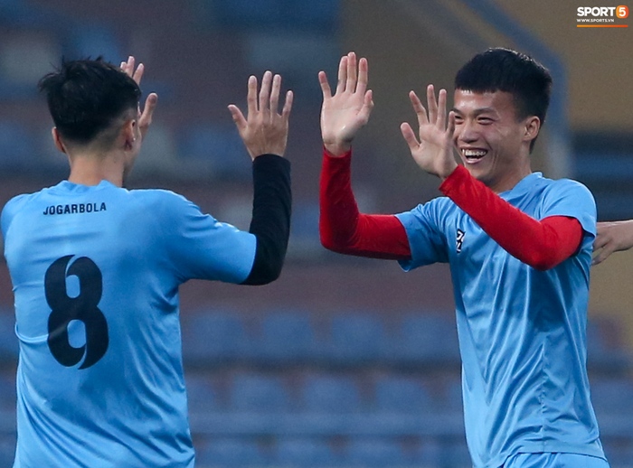 Duy Mạnh khiến Hà Nội FC chịu phạt đền, sút hỏng 11m ở trận thua Hải Phòng - Ảnh 6.