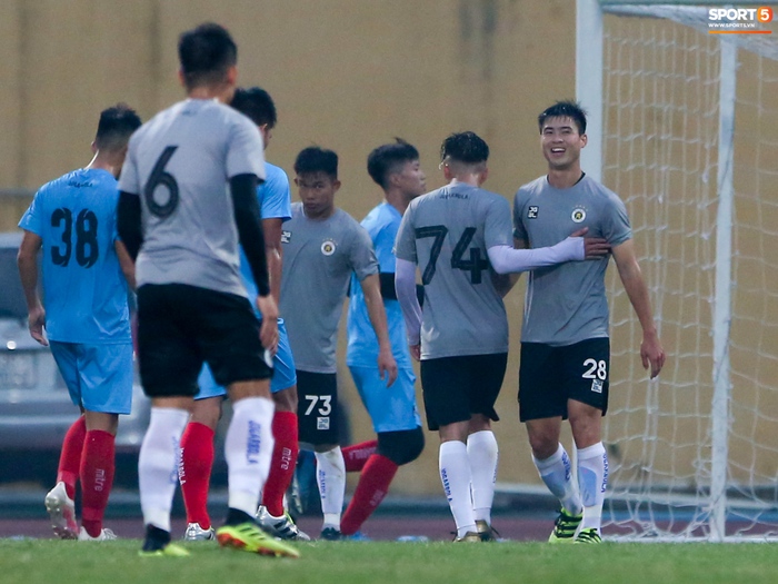 Duy Mạnh khiến Hà Nội FC chịu phạt đền, sút hỏng 11m ở trận thua Hải Phòng - Ảnh 3.