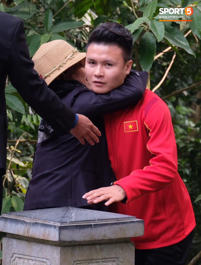 ĐT Việt Nam về thăm Đền Hùng, người hâm mộ vui mừng khi tình cờ gặp gỡ - Ảnh 2.