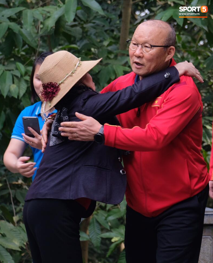 ĐT Việt Nam đi thăm Đền Hùng, người hâm mộ vui mừng khi tình cờ gặp gỡ  - Ảnh 3.