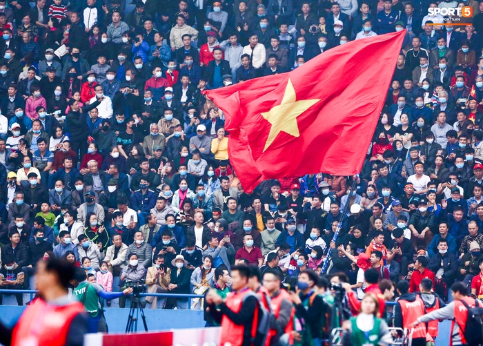 CĐV mang cờ đỏ sao vàng, phủ kín khán đài cổ vũ tuyển Việt Nam đấu U22 Việt Nam - Ảnh 1.