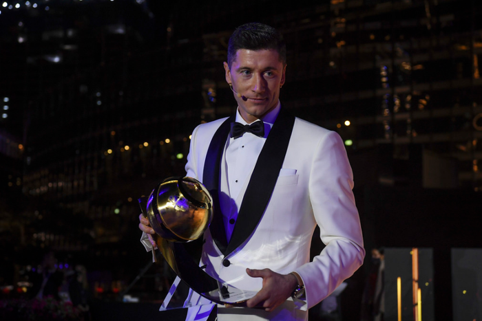 Vượt Messi, Ronaldo bảnh bao đến nhận giải Cầu thủ hay nhất thế kỷ - Ảnh 6.