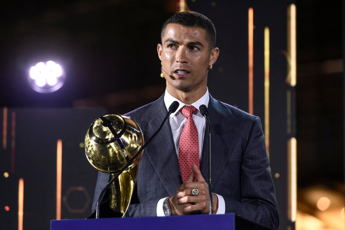 Vượt Messi, Ronaldo bảnh bao đến nhận giải Cầu thủ hay nhất thế kỷ - Ảnh 3.