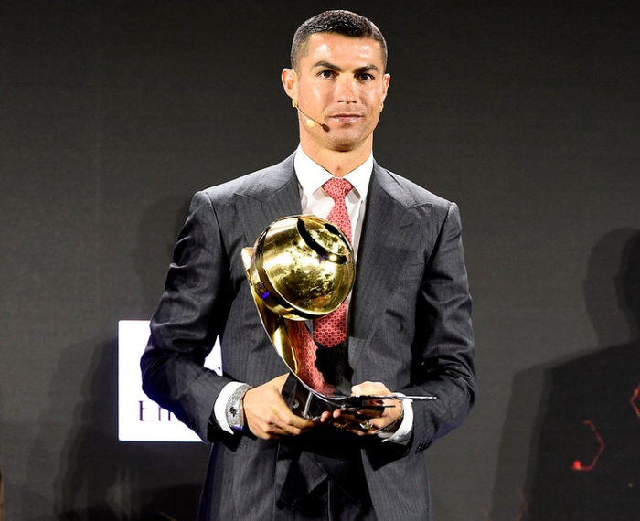 Vượt Messi, Ronaldo giành giải &quot;Cầu thủ hay nhất thế kỷ&quot; - Ảnh 2.
