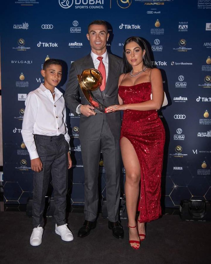Ronaldo trao nụ hôn ngọt ngào cho bạn gái ở lễ trao giải Globe Soccer Awards - Ảnh 3.