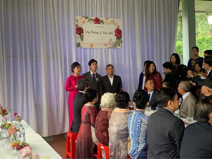 Trực tiếp đám cưới Công Phượng - Viên Minh tại Nghệ An: Chú rể cùng cô dâu bước vào nhà thờ họ làm lễ - Ảnh 1.