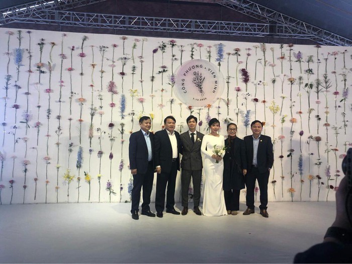 Trực tiếp đám cưới Công Phượng - Viên Minh tại Nghệ An: Chú rể cùng cô dâu hạnh phúc bước vào lễ đường - Ảnh 1.