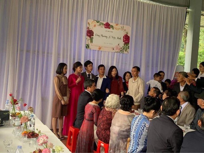 Trực tiếp đám cưới Công Phượng - Viên Minh tại Nghệ An: Chú rể cùng cô dâu bước vào nhà thờ họ làm lễ - Ảnh 2.