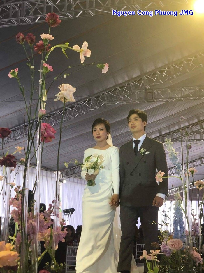 Hai tuyển thủ Việt Nam hội ngộ rapper Dế Choắt tại đám cưới Công Phượng - Viên Minh - Ảnh 9.