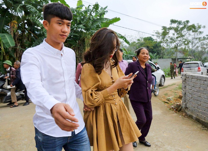 Hai tuyển thủ Việt Nam hội ngộ rapper Dế Choắt tại đám cưới Công Phượng - Viên Minh - Ảnh 1.