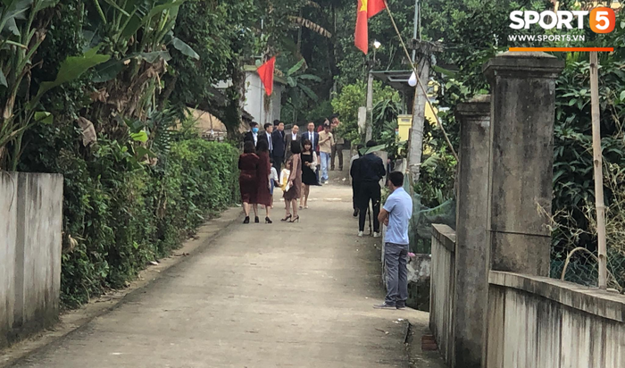 Trực tiếp đám cưới Công Phượng - Viên Minh tại Nghệ An: Cô dâu thướt tha trong tà áo dài cùng chiếc nón lá - Ảnh 1.