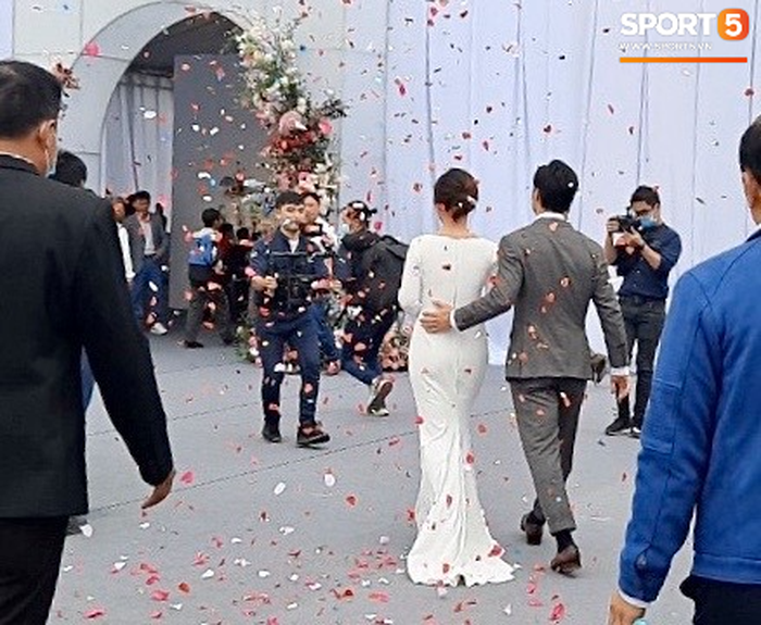 Trực tiếp đám cưới Công Phượng - Viên Minh tại Nghệ An: Chú rể cùng cô dâu hạnh phúc bước vào lễ đường - Ảnh 4.