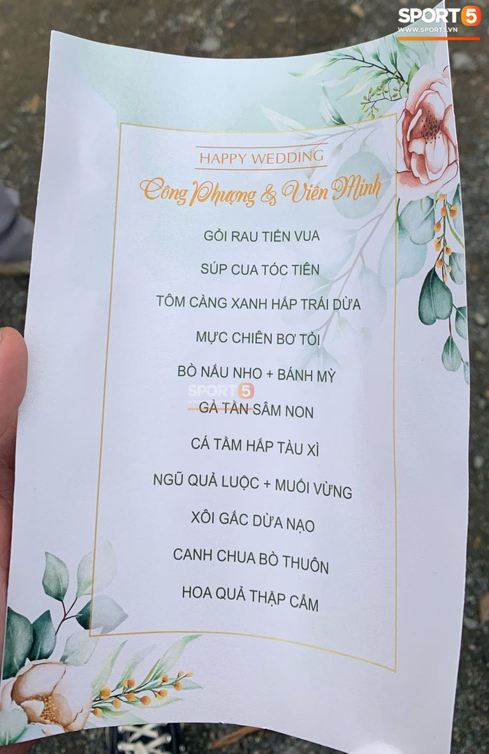 Trực tiếp đám cưới Công Phượng - Viên Minh tại Nghệ An: Chú rể cùng cô dâu hạnh phúc bước vào lễ đường - Ảnh 2.