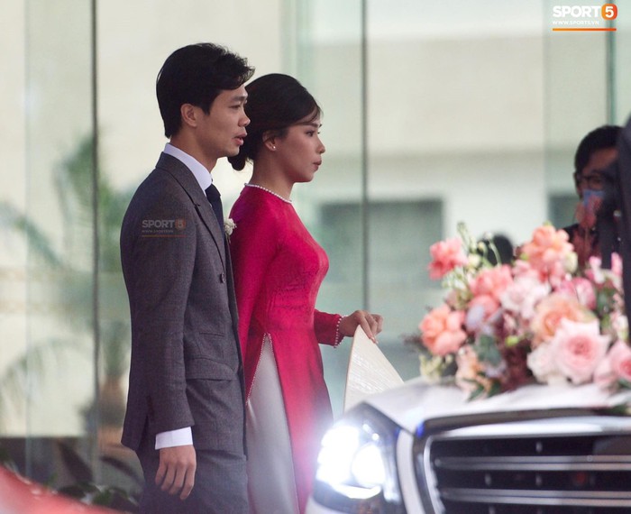 Trực tiếp đám cưới Công Phượng - Viên Minh tại Nghệ An: Cô dâu thướt tha trong tà áo dài cùng chiếc nón lá - Ảnh 1.