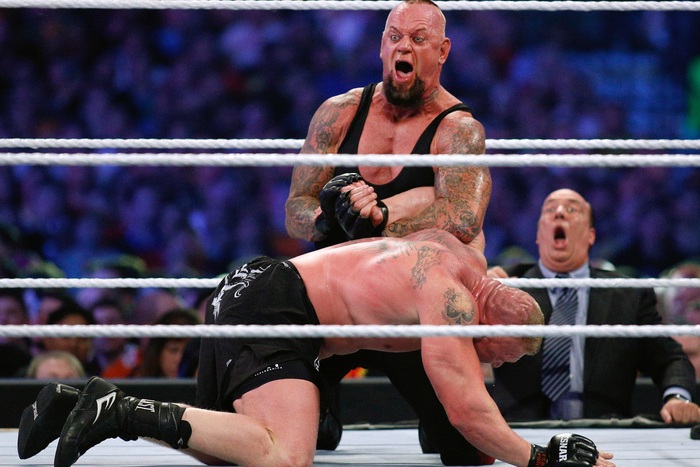 The Undertaker chia sẻ xúc động: Tôi sẽ phải đi tập tễnh trong suốt quãng đời còn lại nhưng không hối tiếc vì những gì đã làm được - Ảnh 1.