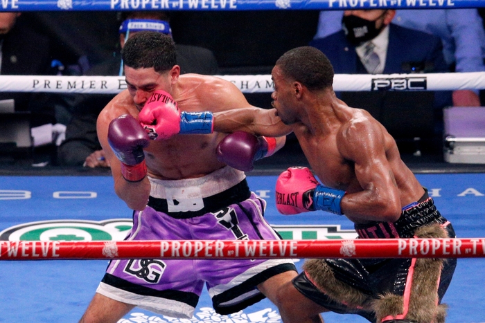 Trở lại sau vụ tai nạn xe hơi kinh hoàng, Errol Spence đánh bại đối thủ cứng cựa Danny Garcia, bảo vệ thành công 2 đai vô địch thế giới - Ảnh 3.