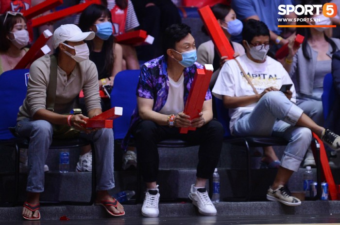 Danh hài Chí Tài &quot;nhập vai&quot; bình luận viên bóng rổ tại game 3 chung kết VBA 2020 - Ảnh 1.