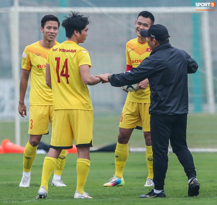 HLV Park Hang-seo bị Tuấn Anh trêu, không cho tham gia trò chơi ở tuyển Việt Nam - Ảnh 3.