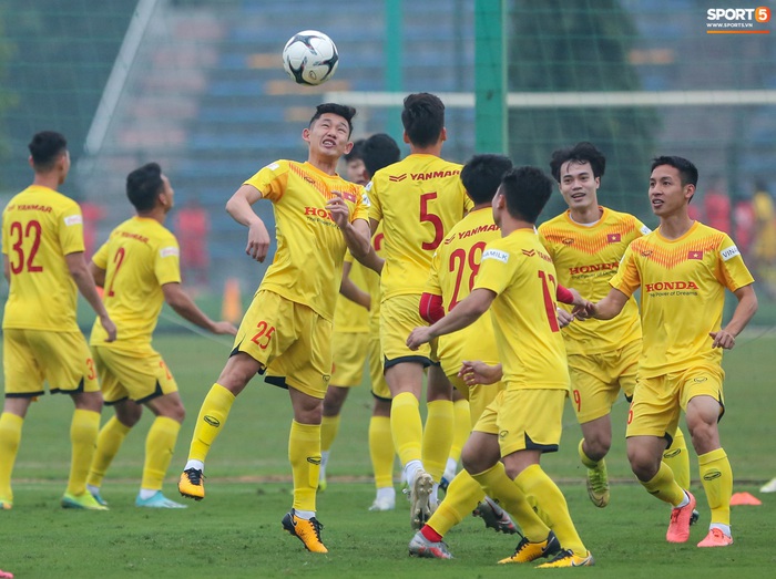 Quang Hải ăn mừng như ghi bàn khi khởi động cùng tuyển Việt Nam - Ảnh 1.