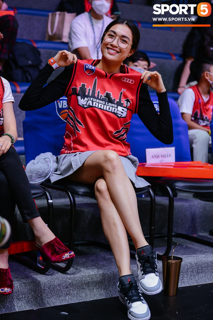 Dàn showbiz Việt đổ bộ hàng ghế khán giả tại Game 4 VBA Finals 2020: Lý Nhã Kỳ diện outfit không tuổi đọ sắc bên Á hậu Lệ Hằng - Ảnh 2.