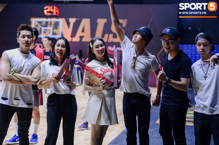 Dàn showbiz Việt đổ bộ hàng ghế khán giả tại Game 4 VBA Finals 2020: Lý Nhã Kỳ diện outfit không tuổi đọ sắc bên Á hậu Lệ Hằng - Ảnh 13.