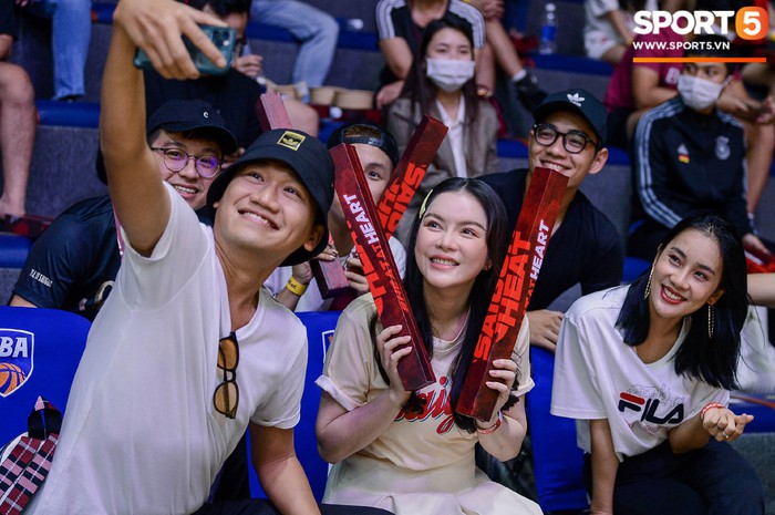 Dàn showbiz Việt đổ bộ hàng ghế khán giả tại Game 4 VBA Finals 2020: Lý Nhã Kỳ diện outfit không tuổi đọ sắc bên Á hậu Lệ Hằng - Ảnh 8.