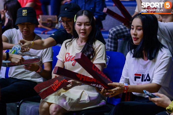 Dàn showbiz Việt đổ bộ hàng ghế khán giả tại Game 4 VBA Finals 2020: Lý Nhã Kỳ diện outfit không tuổi đọ sắc bên Á hậu Lệ Hằng - Ảnh 7.