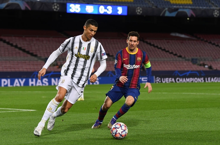 Ronaldo lập cú đúp phạt đền vào lưới Barca trong ngày tái ngộ Messi - Ảnh 10.