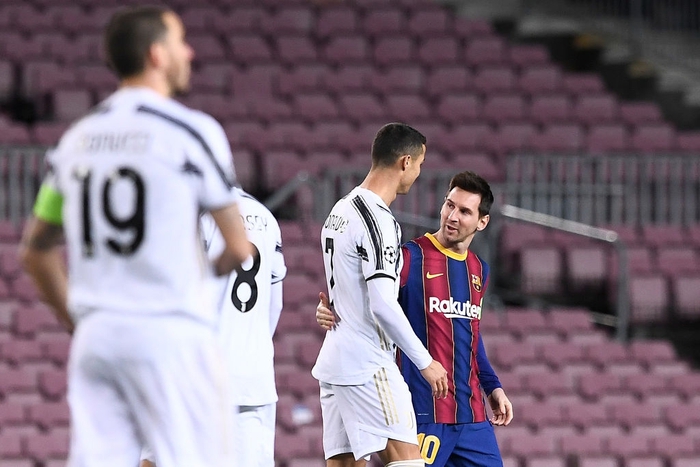 Ronaldo lập cú đúp phạt đền vào lưới Barca trong ngày tái ngộ Messi - Ảnh 8.