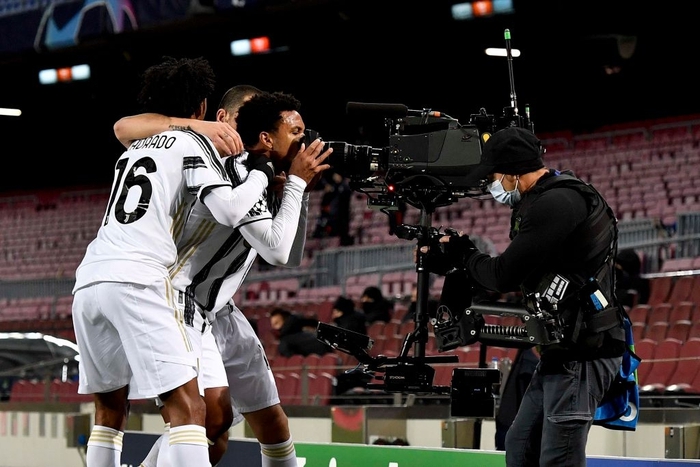Ronaldo lập cú đúp phạt đền vào lưới Barca trong ngày tái ngộ Messi - Ảnh 5.