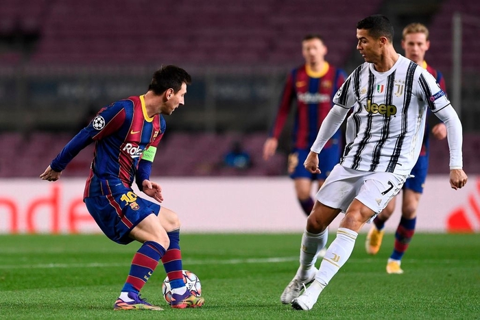 Ronaldo lập cú đúp phạt đền vào lưới Barca trong ngày tái ngộ Messi - Ảnh 12.