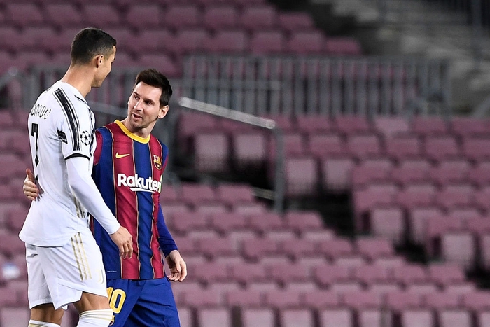 Ronaldo lập cú đúp phạt đền vào lưới Barca trong ngày tái ngộ Messi - Ảnh 11.