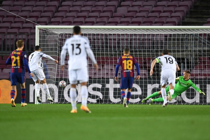Ronaldo lập cú đúp phạt đền vào lưới Barca trong ngày tái ngộ Messi - Ảnh 7.