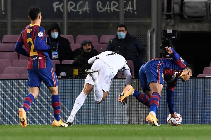 Ronaldo lập cú đúp phạt đền vào lưới Barca trong ngày tái ngộ Messi - Ảnh 1.