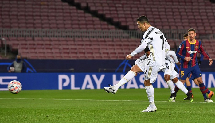 Ronaldo lập kỷ lục trong ngày &quot;kéo sập&quot; sân nhà Barca - Ảnh 3.