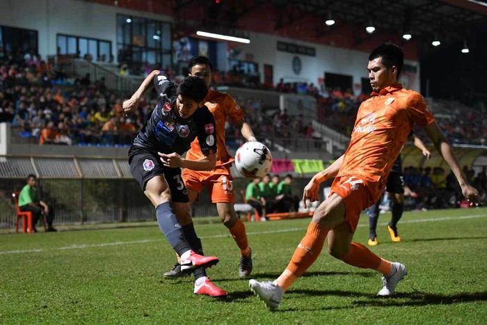 Bóng đá Thái Lan lại xôn xao vì đề xuất &quot;chẳng giống ai&quot; của Liên đoàn, phản đối mạnh nhất là đội bóng của Văn Lâm    - Ảnh 2.