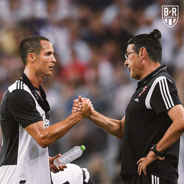 Khi thầy trò sao bóng đá đổi tóc cho nhau: Ronaldo bỗng hói vài phân nhưng vẫn chưa phải màn tráo góc con người ấn tượng nhất - Ảnh 1.