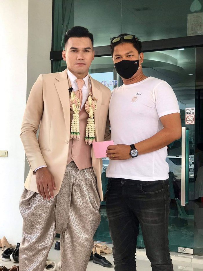Cựu tuyển thủ Thái Lan tổ chức lễ cưới trong mùa Covid-19: Không có khách mời, không lễ đường, thợ chụp ảnh cũng &quot;bùng kèo&quot;  - Ảnh 3.